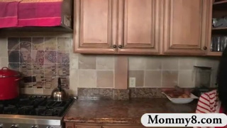 Будущая теща трахается с зятем на глазах своей дочурки устроив секс на кухне